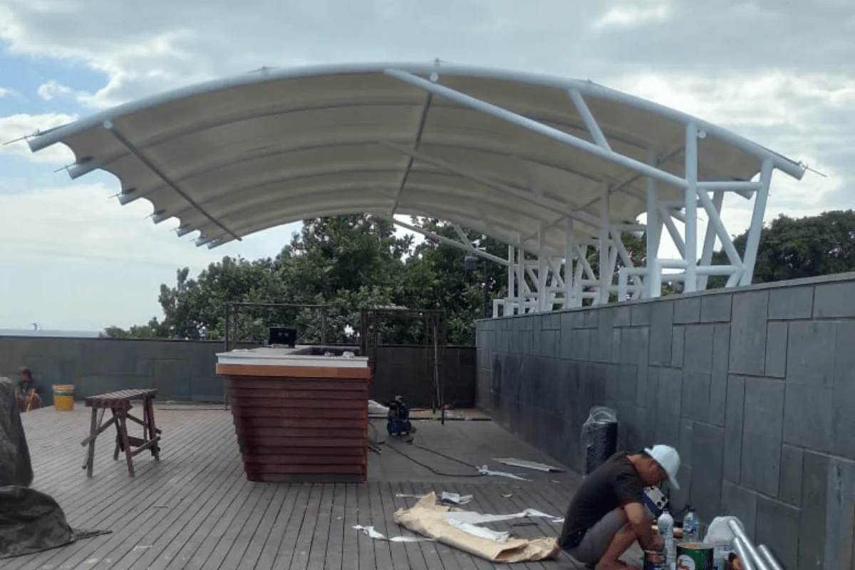 Inspeksi kelengkungan dan titik sambungan tenda membrane di lapangan